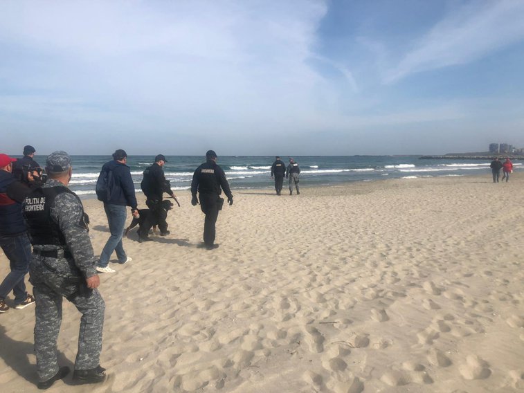 Imaginea articolului LITORALUL invadat de droguri aduse de valuri. Alte 12 pachete de droguri, găsite pe plaje diferite de la Marea Neagră