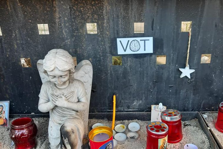 Imaginea articolului Mesaje electorale, lipite pe memorialul de la Colectiv. Tatăl unei victime, revoltat: „O dovadă de ticăloşie şi lipsă de empatie” - FOTO