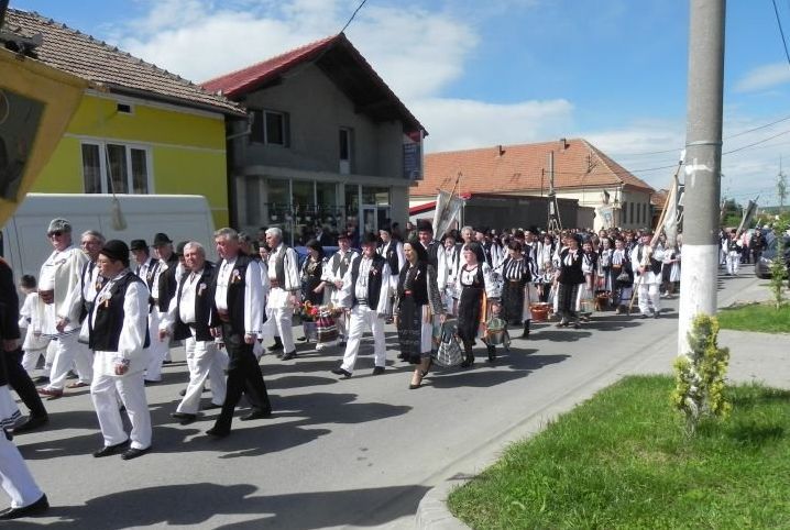 Imaginea articolului „Păştenii”, obiceiul prin care oamenii dintr-un sat din Alba pregătesc Paştele | FOTO