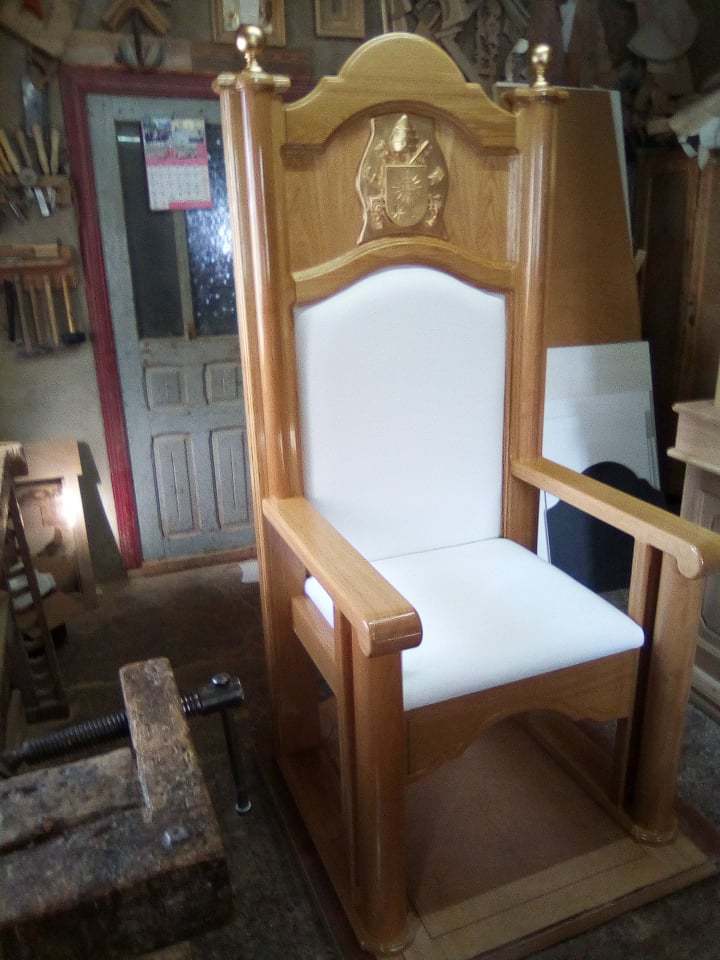 Imaginea articolului Un scaun, un pupitru şi un suport pentru icoană, făcute de un meşter din Iaşi pentru vizita Papei