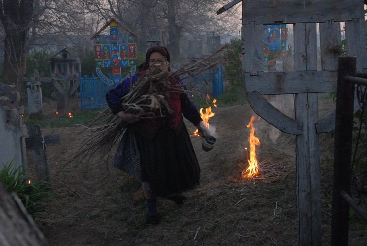 Imaginea articolului Tradiţia focurilor din Joia Mare, în Dolj: Oamenii cred că se deschid porţile Raiului şi Iadului | FOTO