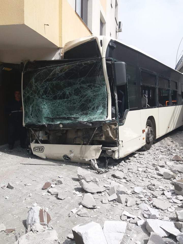 Imaginea articolului ACCIDENT în Capitală: Un autobuz a intrat într-un bloc după ce a rămas fără frâne. Patru persoane au fost rănite, iar mai multe maşini avariate