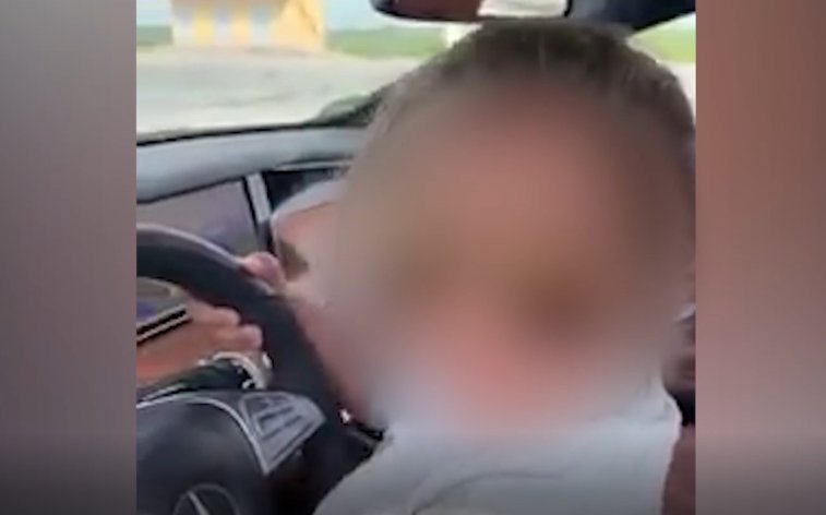 Imaginea articolului Minor din România, filmat de părinţi când conduce o maşină de lux. Imaginile, postate pe Facebook | VIDEO