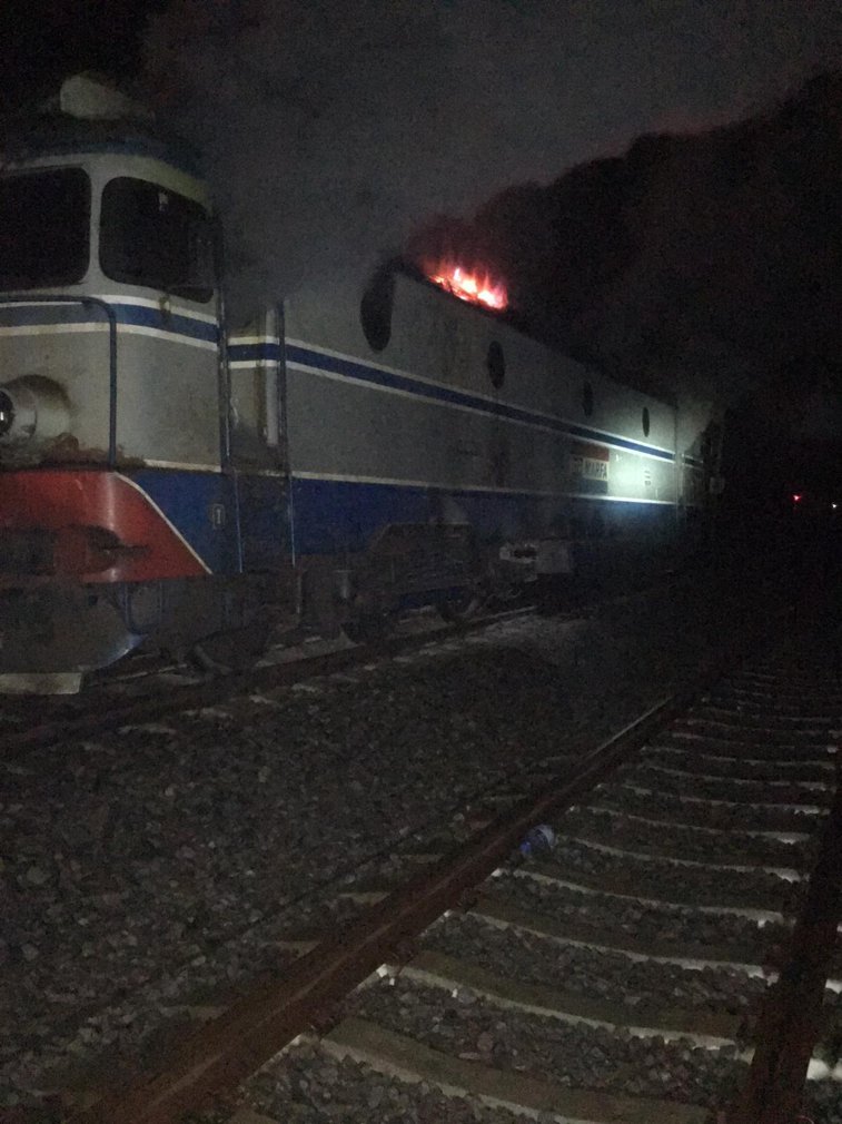 Imaginea articolului Circulaţia feroviară, oprită peste 6 ore, după ce o locomotivă a fost cuprinsă de flăcări/ Pompierii au intervenit la o oră după izbucnirea incendiului