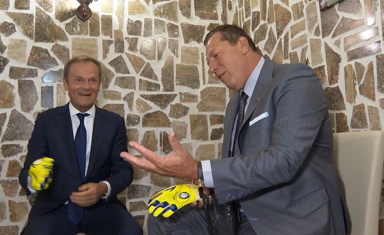 Imaginea articolului Întâlnire inedită între două mari personalităţi, la Sibiu. Simbolul românesc, primit în dar de Tusk de la Duckadam | VIDEO