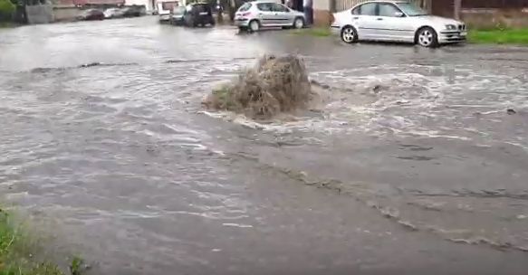 Imaginea articolului Străzile din Alba Iulia, INUNDATE după o furtună cu ploaie torenţială şi grindină. Până unde ajunge apa | FOTO