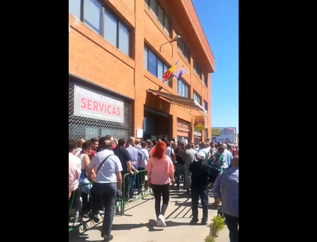Imaginea articolului VIDEO Incidente unde sunt comunităţi mari de români. Castellon (Spania): Oamenii, nemulţumiţi de cozile de la vot au strigat „Ruşine să vă fie!”