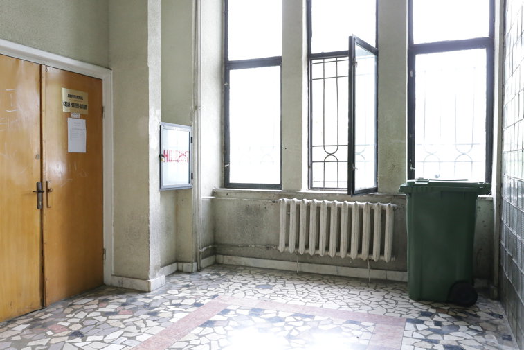 Imaginea articolului Scaune rupte, pereţi murdari şi prize care stau să cadă, într-un campus al Universităţii din Craiova | FOTO
