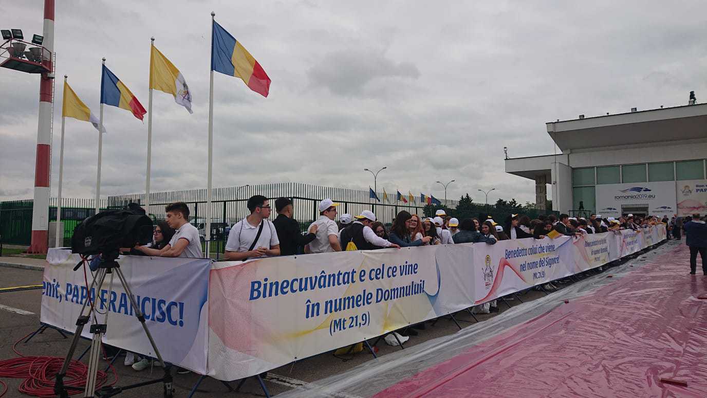 parachute once again delivery Papa Francisc începe la Bucureşti vizita istorică în România/ Măsuri  drastice de securitate şi restricţii de trafic