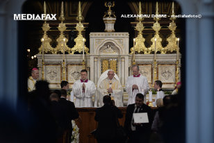 Fine listen prose Papa Francisc a oficiat liturghia la Catedrala Sfântul Iosif/ Papa  Francisc, cu papamobilul, aplaudat de mii