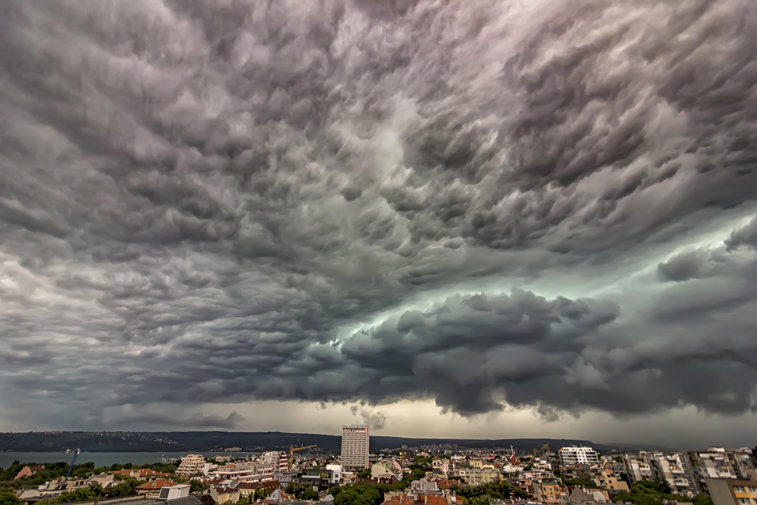 Imaginea articolului ALERTĂ METEO: Cod PORTOCALIU de ploi torenţiale şi vijelii în patru judeţe din Moldova