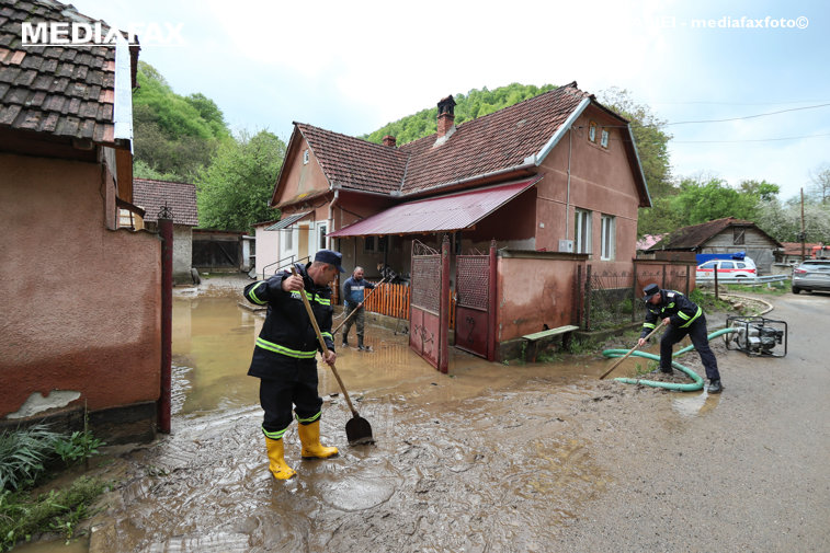 Imaginea articolului Vremea face ravagii: Sute de case şi zeci de localităţi din ţară, afectate de inundaţii