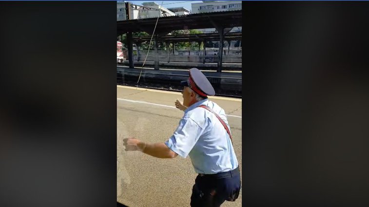 Imaginea articolului Momentul în care un tren Săgeata Albastră pleacă din gară fără ”naş”. Cum au reacţionat pasagerii | VIDEO