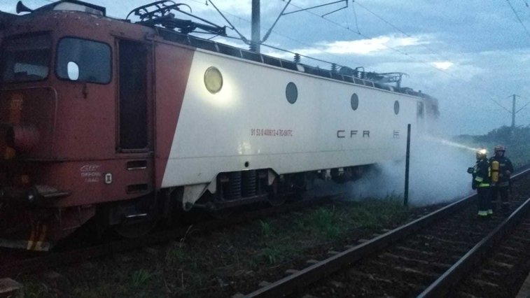 Imaginea articolului Incident grav. Peste 200 de călători evacuaţi din trenul Bucureşti-Timişoara, după un incendiu la locomotivă | FOTO
