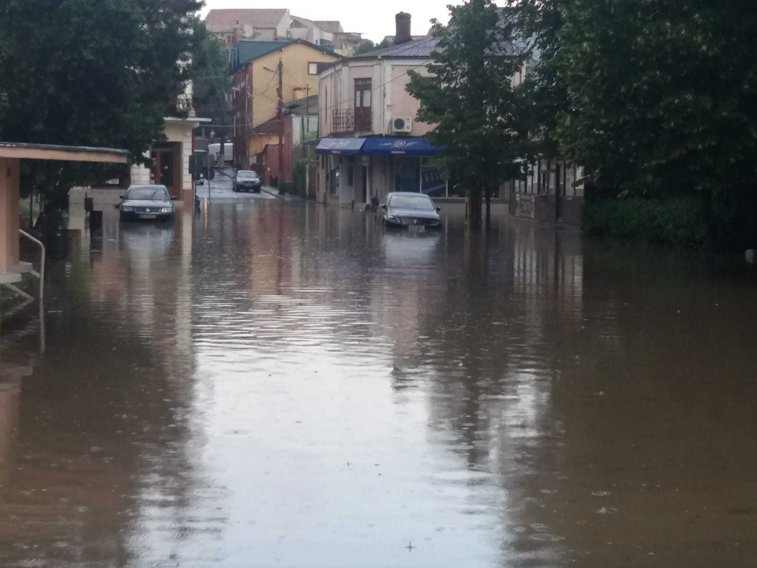 Imaginea articolului O ploaie torenţială de câteva zeci de minute a făcut ravagii în Constanţa: Străzi şi magazine inundate/ Mai multe maşini, sub apă | FOTO, VIDEO