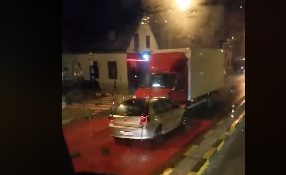 Imaginea articolului Imagini incredibile: Accident produs în Braşov de un şofer beat, filmat când conduce pe contrasens | FOTO, VIDEO