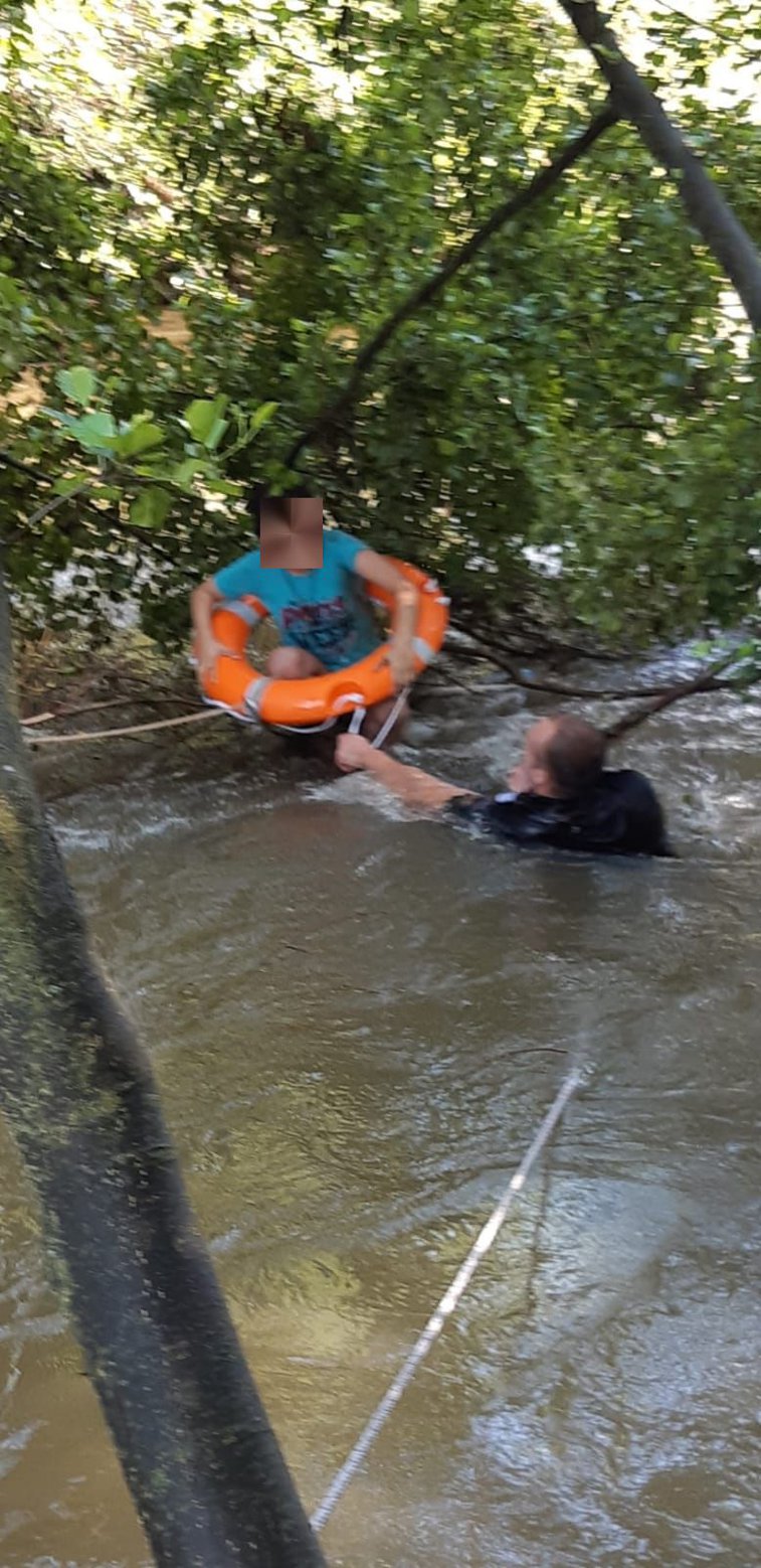 Imaginea articolului Intervenţie contracronometru în Alba: Doi copii surprinşi de ape pe malul unui râu | FOTO