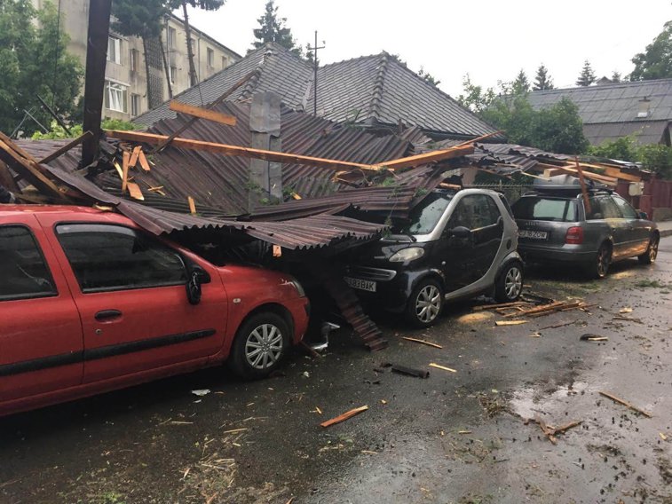 Imaginea articolului Furtunile au făcut ravagii în ţară: Acoperişuri luate de vânt, sute de copaci doborâţi pe carosabil şi zeci de maşini avariate/ Aproape 100 de localităţi, afectate de inundaţii | FOTO