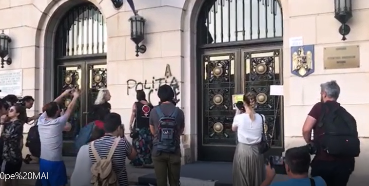 Imaginea articolului VIDEO Protestatarii au scris pe sediul MAI: Poliţia Ucide