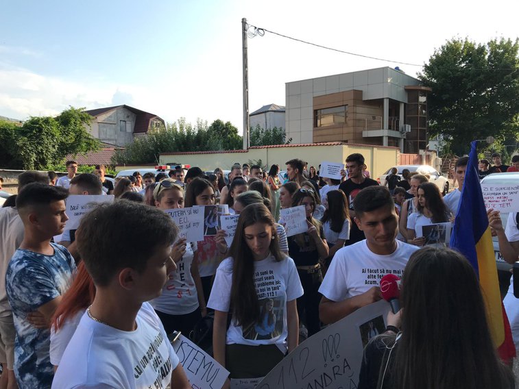 Imaginea articolului Colegii Alexandrei, protest în faţa Poliţiei Caracal: Alo, 112, sunt Alexandra şi vreau să trăiesc