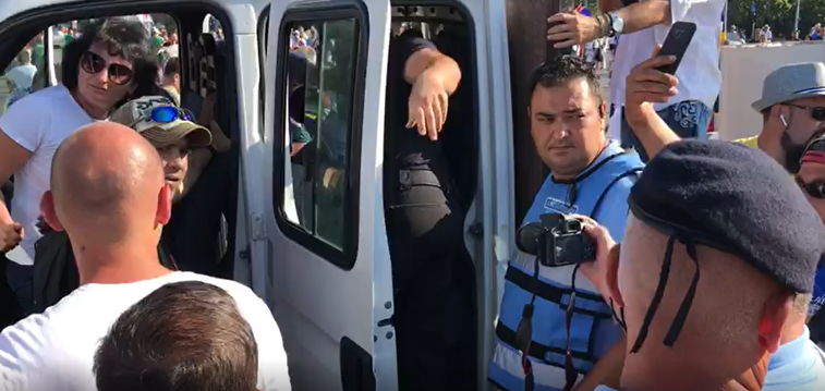 Imaginea articolului VIDEO Maşină verificată în Piaţa Victoriei, în timpul protestului din 10 august, după un apel la 112/ UPDATE: Ce obiectele "suspecte" au fost găsite în vehicul