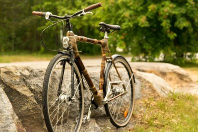 Sweeten Dad Round A abandonat o cariera de cercetător în Suedia pentru a construi manual  biciclete din bambus în