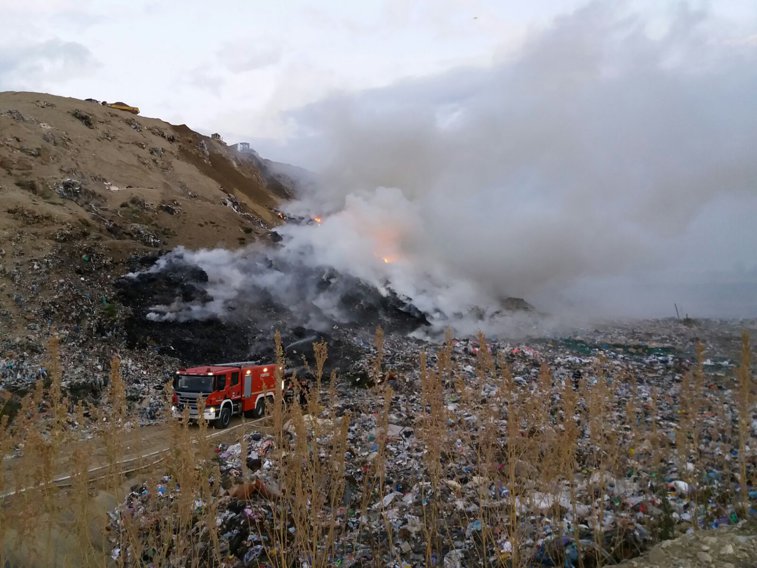 Imaginea articolului Incendiul de la groapa de gunoi din Caracal: Pompierii intervin cu apă şi spumă. Focul este răspândit de vânt