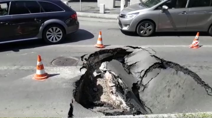 Imaginea articolului Crater într-o intersecţie din Capitală. O maşină a fost „înghiţită” de asfalt, după ce strada s-a surpat/ Apa Nova: Surparea nu se datorează reţelelor de apă potabilă şi canalizare | FOTO, VIDEO