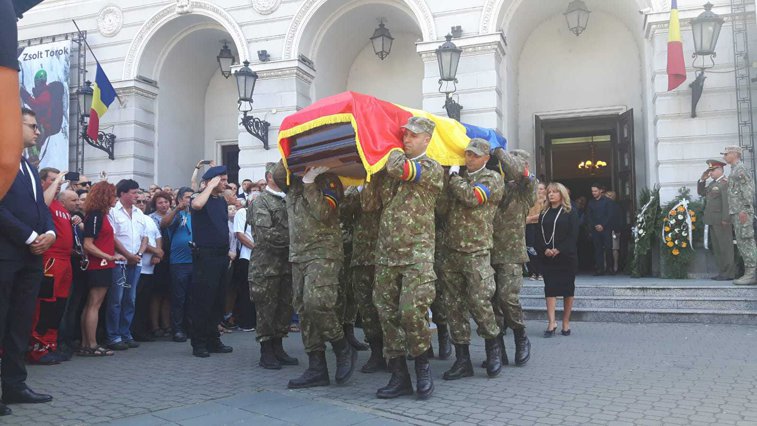 Imaginea articolului Alpinistul Zsolt Torok, înmormântat cu onoruri militare, la Arad / FOTO