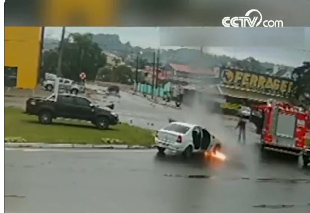 Imaginea articolului Să fii la locul potrivit, în momentul potrivit: Un Renault Logan a luat foc lângă un camion de pompieri - VIDEO 