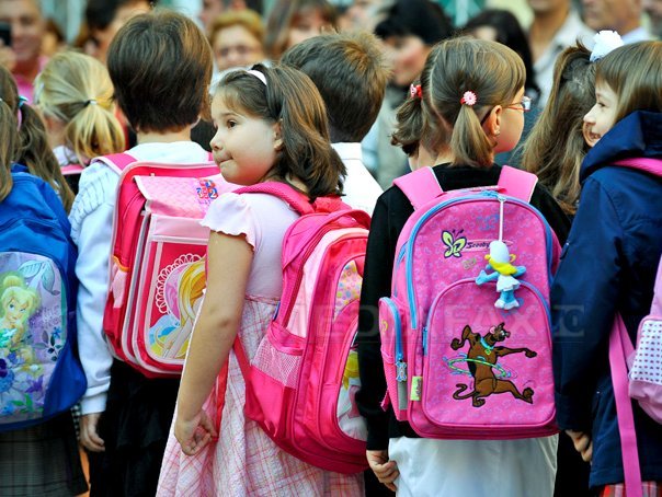 Imaginea articolului Prima zi de şcoală a început cu entuziasmul celor mici şi criticile liceenilor: „Ar trebui să învăţăm ce vrem noi să învăţăm mai mult”