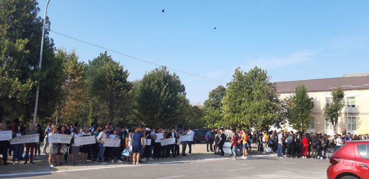 Imaginea articolului Proteste şi ore ţinute în curtea şcolii, la un colegiu din Craiova. Elev: Nu avem săli de clasă | FOTO, VIDEO