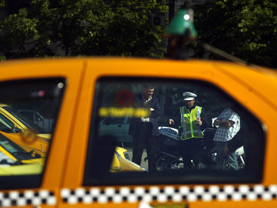 Imaginea articolului Incident în Capitală. Imagini cu 2 bărbaţi care intrau cu forţa într-o maşină oprită în trafic
