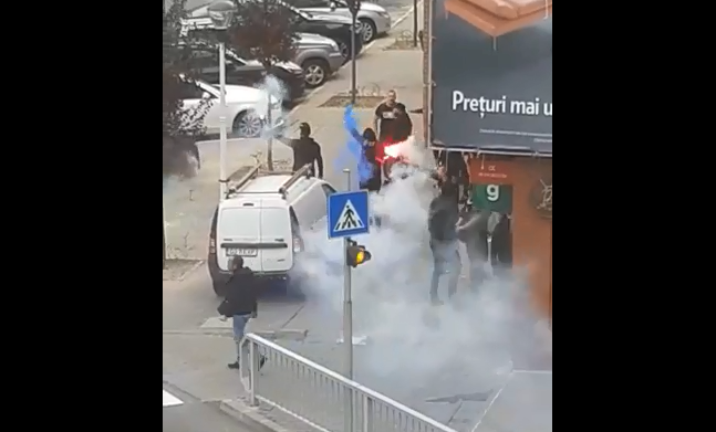 Imaginea articolului Violenţe înainte de meci. Suporterii echipei U Craiova au spart geamul unei maşini şi au aruncat cu petarde | VIDEO