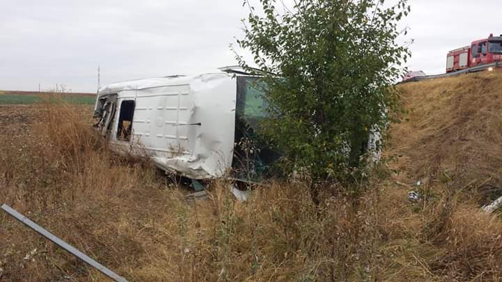 Imaginea articolului Microbuz răsturnat pe Autostrada Soarelui, în urma unui accident: Şapte persoane au fost rănite/ Poliţie: Şoferul microbuzului a adormit la volan/ FOTO