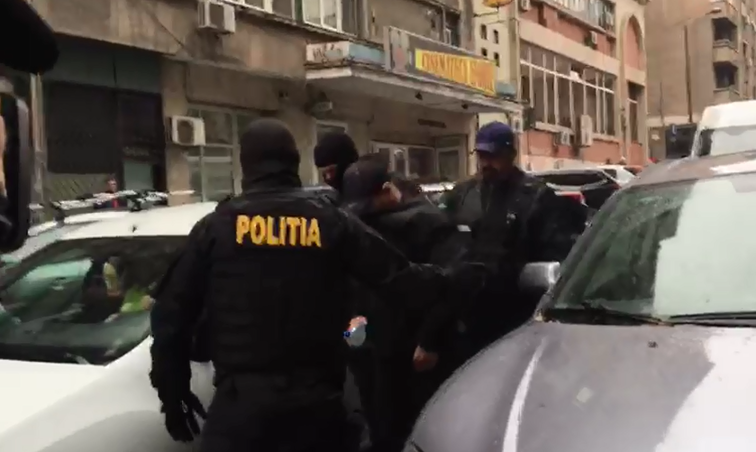 Imaginea articolului Dosarul crimei din Piaţa Constituţiei: La aproape o săptămână de la bătaie, poliţiştii au efectuat 21 de percheziţii/ Suspecţii, duşi la audieri | VIDEO