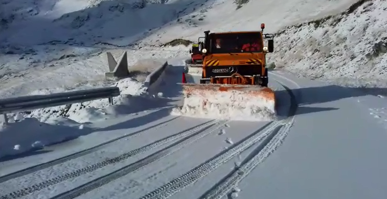 Imaginea articolului Ninsoare în octombrie. Zăpada de 5 cm a schimbat decorul pe Transalpina | VIDEO