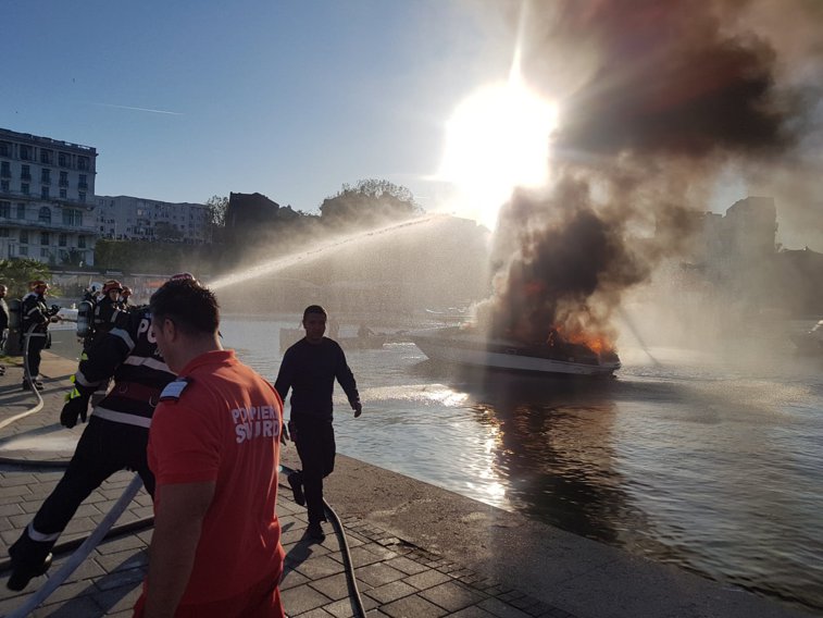 Imaginea articolului Explozie pe o barcă de agrement, în Portul Tomis din Constanţa, urmată de incendiu - VIDEO, FOTO