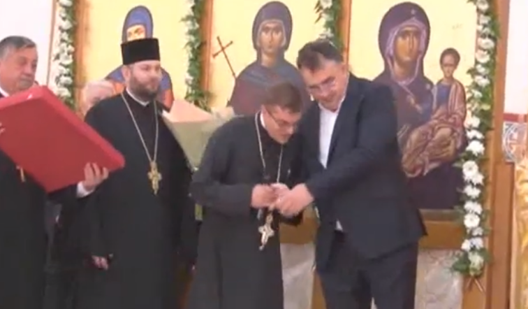 Imaginea articolului Un preot a încercat să-i sărute mâna lui Marian Oprişan în timpul unei ceremonii. Imaginile au devenit virale pe Facebook - VIDEO