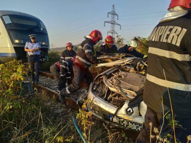 Imaginea articolului Accident de tren, la trecerea la nivel cu calea ferată: Maşină, lovită de Săgeata albastră - FOTO