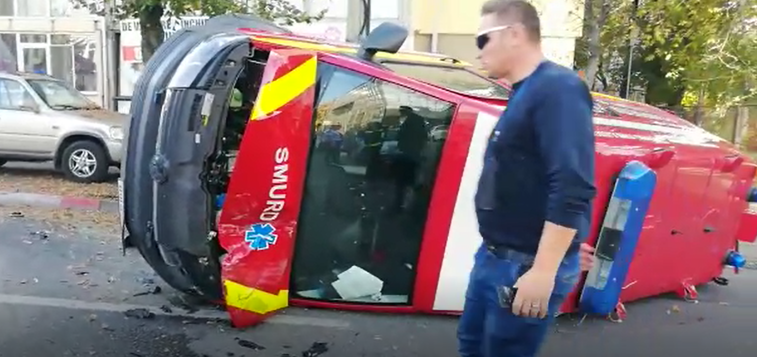 Imaginea articolului Accident grav în Piteşti: Ambulanţă SMURD răsturnată într-o intersecţie. Patru răniţi