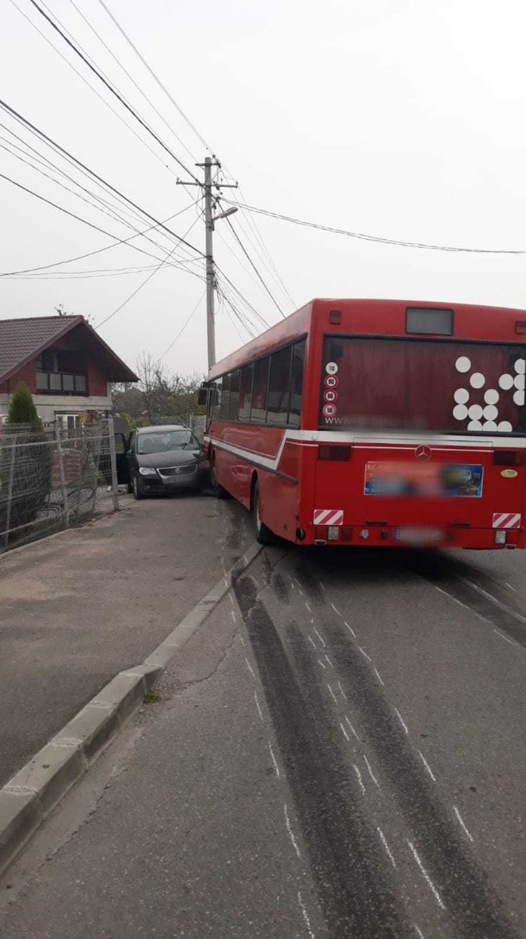 Imaginea articolului FOTO | Două persoane au ajuns la spital după ce un autobuz cu 14 călători a lovit o maşină parcată
