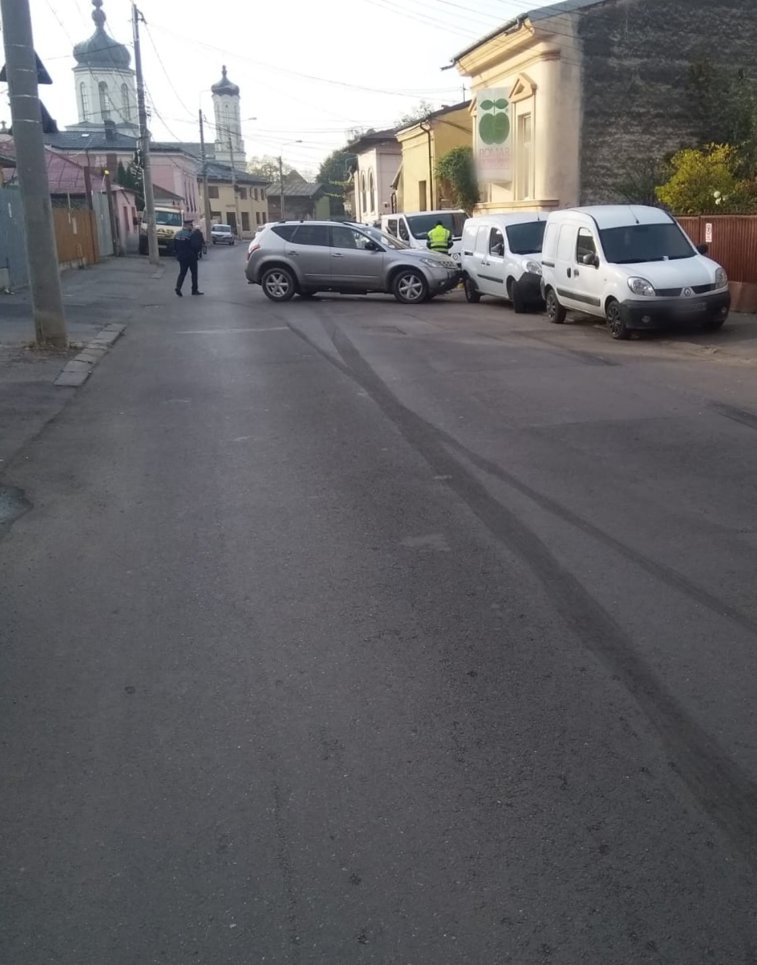 Imaginea articolului Un şofer fără permis, urmărit după ce nu a oprit la semnalele Poliţiei, a lovit două maşini parcate - FOTO