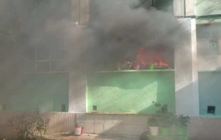 Imaginea articolului Incendiu violent într-un bloc din Galaţi. Şase persoane au fost evacuate - FOTO, VIDEO