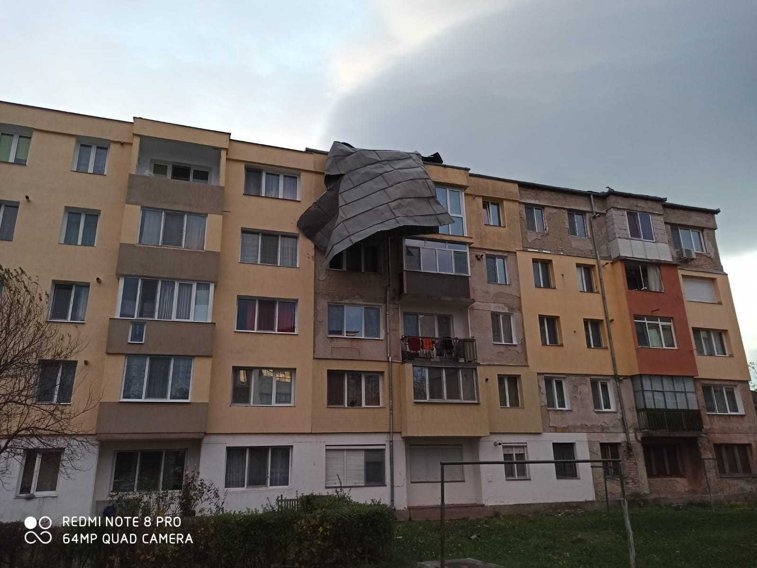 Imaginea articolului Furtună în Hunedoara: Acoperişuri luate de vânt, maşini avariate şi un drum blocat - FOTO, VIDEO