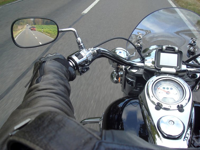 Imaginea articolului Motociclist cu permisul anulat, în comă după ce a lovit un parapet metalic în Constanţa