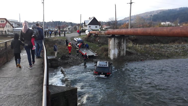 Imaginea articolului O maşină a rămas blocată într-un râu din Argeş după ce şoferul a băgat-o în apă ca să o spele. Incidentul a afectat şi activitatea unei hidrocentrale