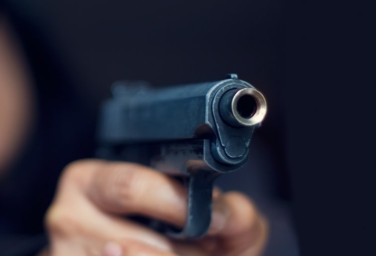 Imaginea articolului Un bărbat din Argeş a fost împuşcat de poliţişti după ce i-a ameninţat cu un cuţit