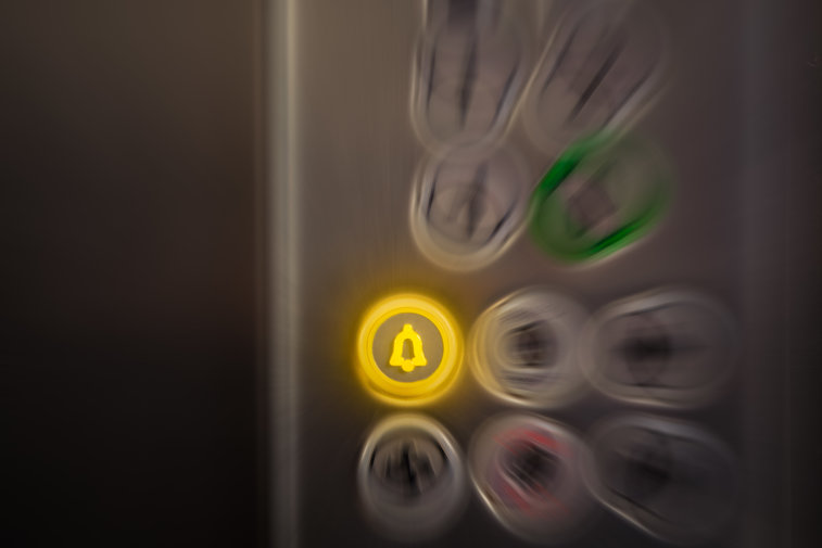 Imaginea articolului Clipe de panică în Constanţa: Un lift cu patru persoane a căzut în gol într-un bloc de 11 etaje - FOTO