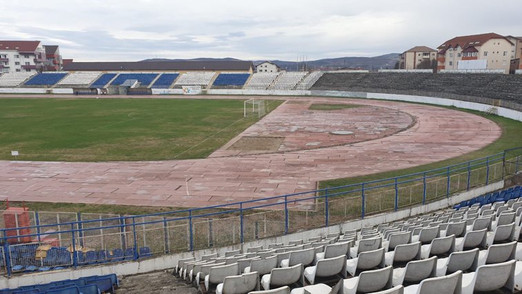 Imaginea articolului Stadionul din Alba Iulia, de la simbol al oraşului, la loc de depozitare pentru pubele şi maşini - FOTO, VIDEO